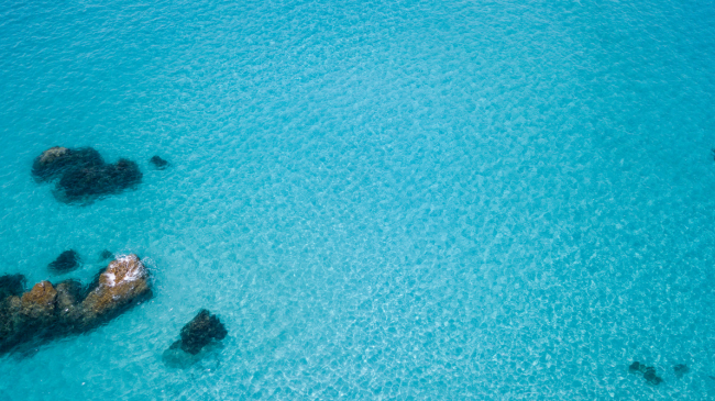 Vista aerea del mare turchese e delle coste di Capo Vaticano con acque cristalline sulla Costa degli Dei