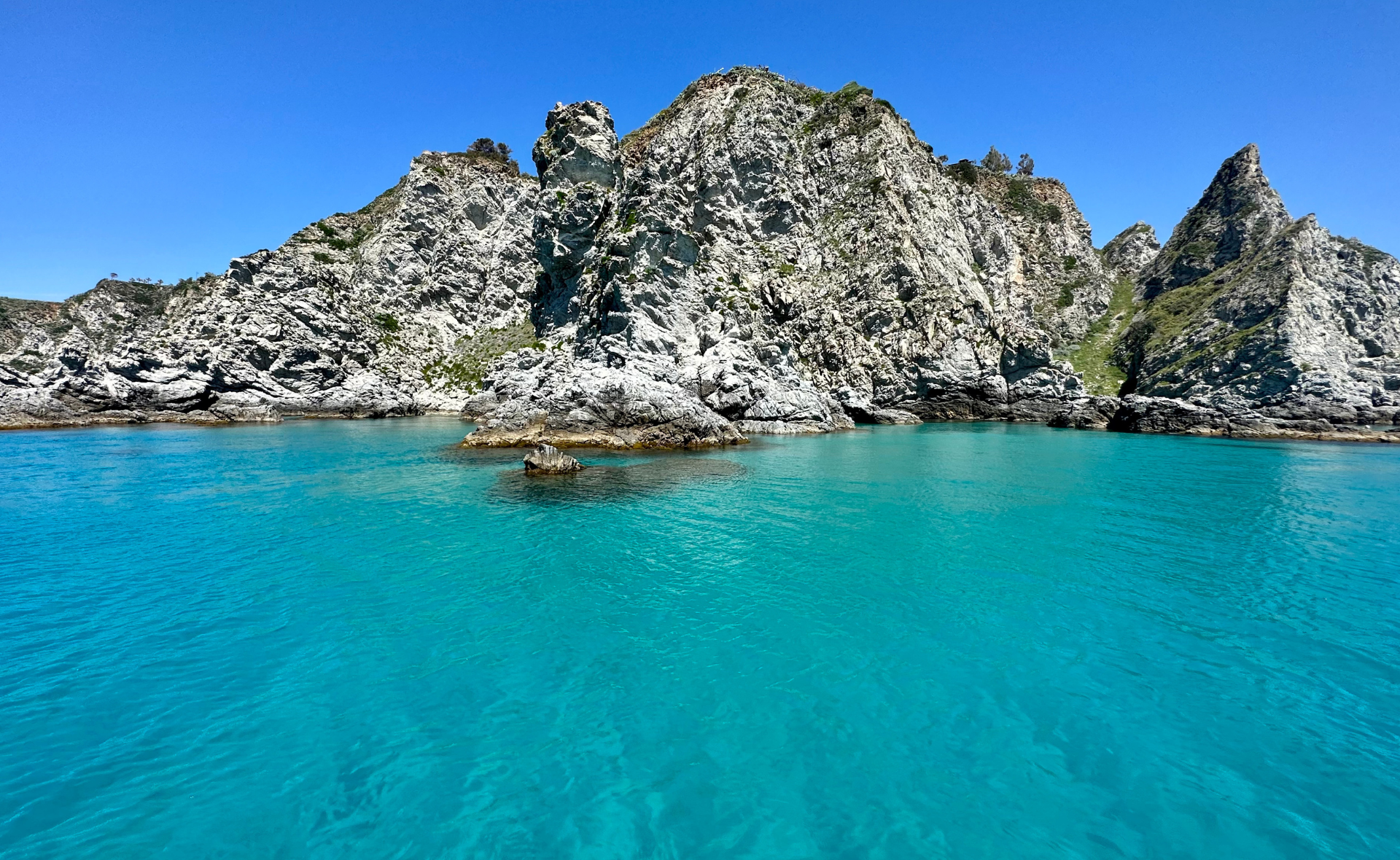 Praia i Focu a Capo Vaticano vista dalla barca con mare cristallino e spiagge incontaminate